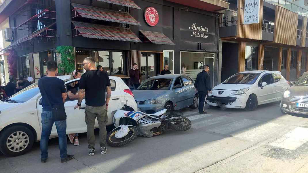 ΧΑΛΚΙΔΑ: Καραμπόλα με τρία αυτοκίνητα και μία μοτοσικλέτα στην οδό Αγγελή Γοβιού