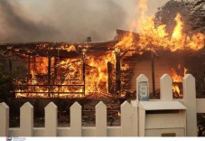 ΦΩΤΙΑ ΠΕΝΤΕΛΗ: Κάηκαν σπίτια, απομακρύνονται κάτοικοι, αυτοκτόνησε ηλικιωμένος