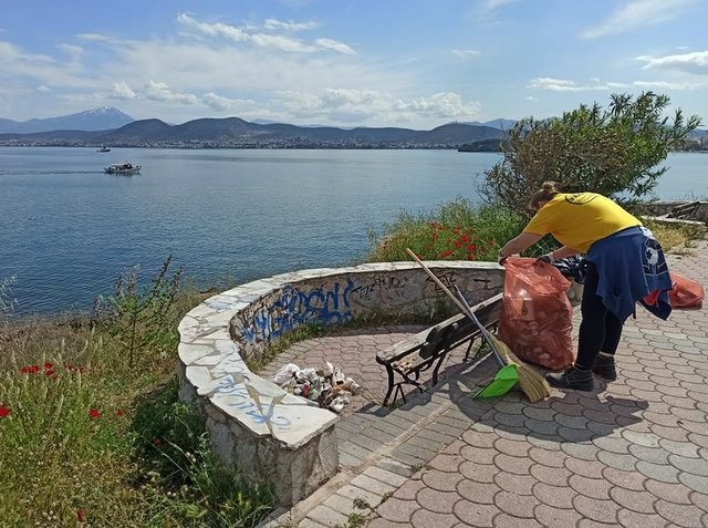 ΧΑΛΚΙΔΑ: Λαμπίκο ενόψει Πρωτομαγιάς τα παγκάκια της Λεωφόρου Μακαρίου