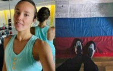 Οργή της Μόσχας για Ουκρανή κολυμβήτρια που πάτησε τη ρωσική σημαία