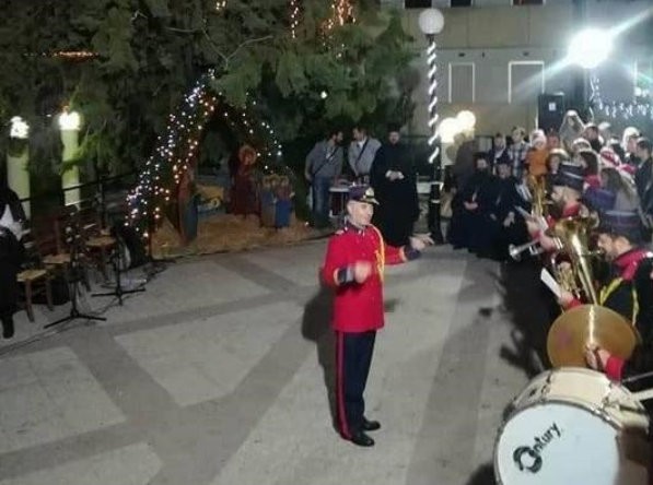 Γιορτή με χορούς και κάλαντα στην πλατεία του Αγίου Ταξιάρχη