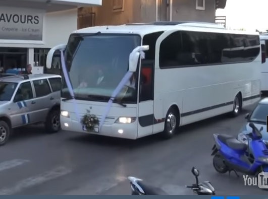 Γαμήλια πομπή με 19 λεωφορεία (VIDEO)