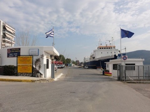 ΛΙΜΑΝΙ ΧΑΛΚΙΔΑΣ: Διασώστες απεγκλώβισαν καπετάνιο φορτηγού πλοίου