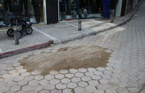 Έκλεισαν με χώμα τη λακκούβα στη Σαλονικιού