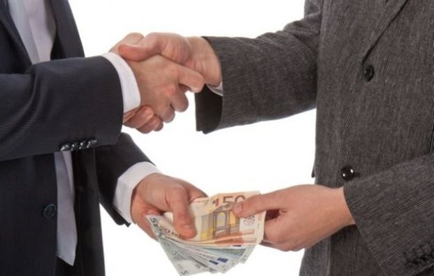 Έταζαν διορισμούς παριστάνοντας τον οδηγό του Βενιζέλου και σύμβουλo του Σαμαρά!