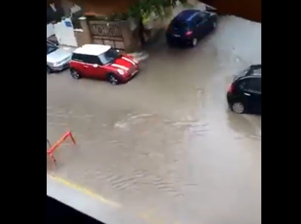 ΧΑΛΚΙΔΑ: Οι δρόμοι έγιναν ποτάμια με μία απλή νεροποντή (VIDEO)