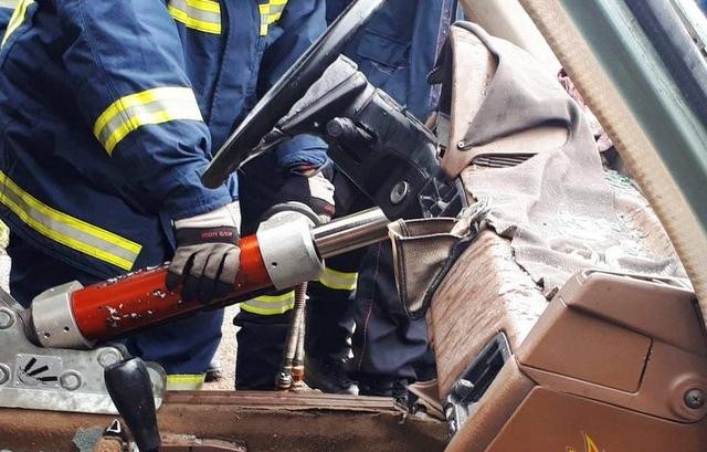 ΣΤΕΡΕΑ ΕΛΛΑΔΑ: Οι πυροσβέστες απεγκλώβισαν τραυματία σε τροχαίο ατύχημα