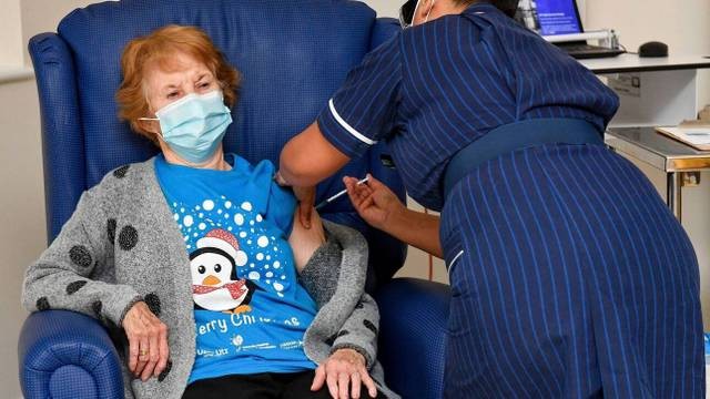 Μια 90χρονη εμβολιάστηκε πρώτη κατά του κορωνοϊού
