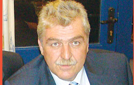 Kόβουν πράσινη πίτα με Pότσα στην Aιδηψό