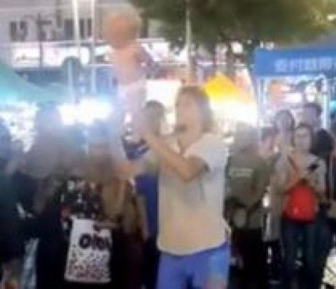 Ενας 30χρονος πατέρας πετούσε στον αέρα το μωρό του θέλοντας να κάνει επίδειξη σε περαστικούς (VIDEO)