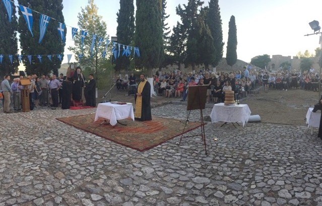 Γραφικός και δροσερός ο φετινός πανηγυρικός εσπερινός στο Κάστρο του Καράμπαμπα