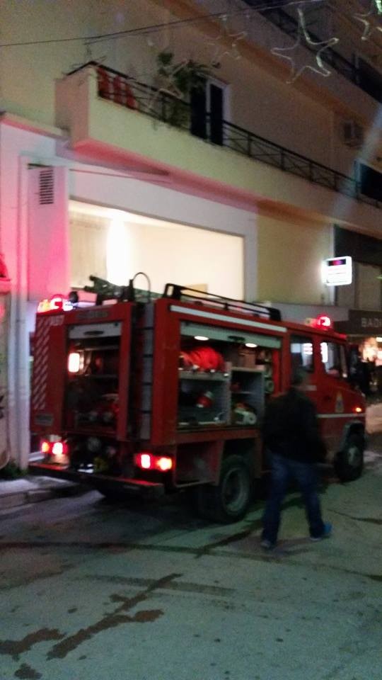 Επιασε φωτιά πολυκατοικία στην Περικλέους Σταύρου (ΦΩΤΟ)