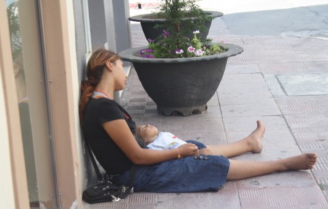 Από μωρό στην ...υπηρεσία της ζητιανιάς