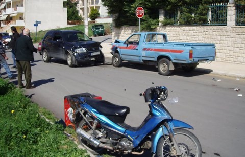 Κόπηκε στη μέση το μηχανάκι του ντελιβερά