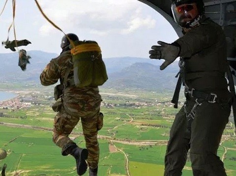 Αλεξιπτωτιστής του ελληνικού στρατού μπλέχτηκε στα καλώδια της ΔΕΗ