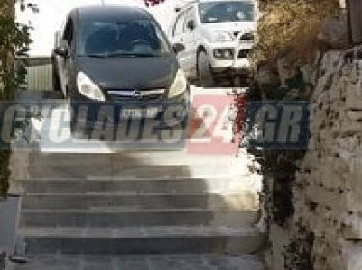 Νόμιζε ότι υπήρχε δρόμος και κατέβηκε τα σκαλοπάτια με το ...αυτοκίνητο