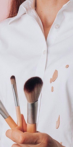 Αυτός είναι ο πιο εύκολος τρόπος για να καθαρίσεις το makeup απο τα ρούχα!