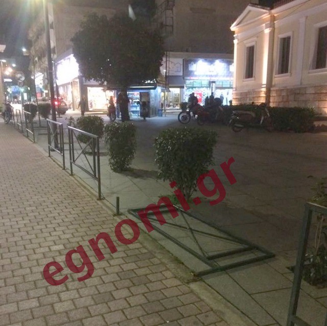 ΧΑΛΚΙΔΑ: Επεσαν πάλι τα κάγκελα πίσω από τα δικαστήρια