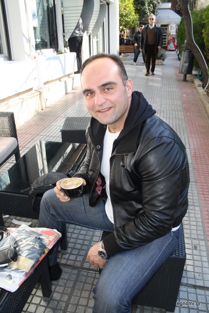 Τρελαίνεται για καφέ και εφημερίδα!