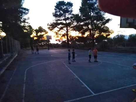 ΑΓΙΟΙ ΑΝΑΡΓΥΡΟΙ ΧΑΛΚΙΔΑ: Το παιχνίδι σταματά όταν νυχτώνει λόγω έλλειψης φωτισμού