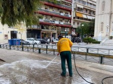 ΧΑΛΚΙΔΑ: Επιτέλους ο Δήμος καθάρισε το πεζοδρόμιο από τις κουτσουλιές - Ειρωνικά σχόλια από δημότες