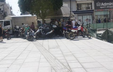 Οι πεζόδρομοι της Χαλκίδας γέμισαν παράνομα παρκαρισμένα δίκυκλα