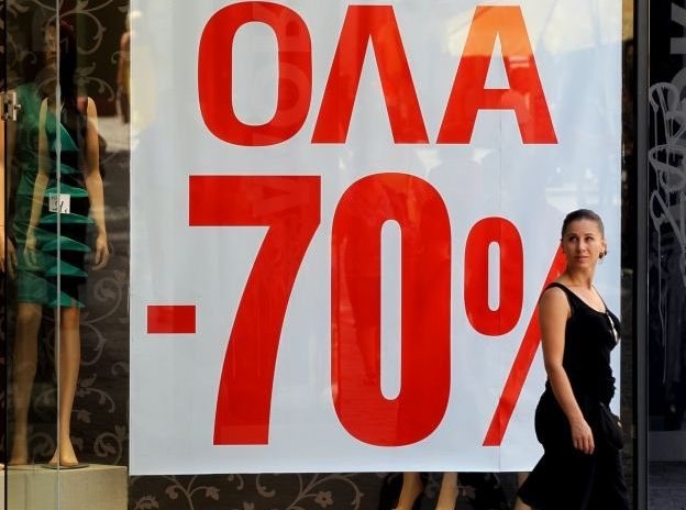 Αρχίζουν οι εκπτώσεις με κλειστές τράπεζες και κλίμα αβεβαιότητας
