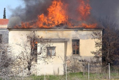 Φωτιά σε σπίτι στα Πολιτικά