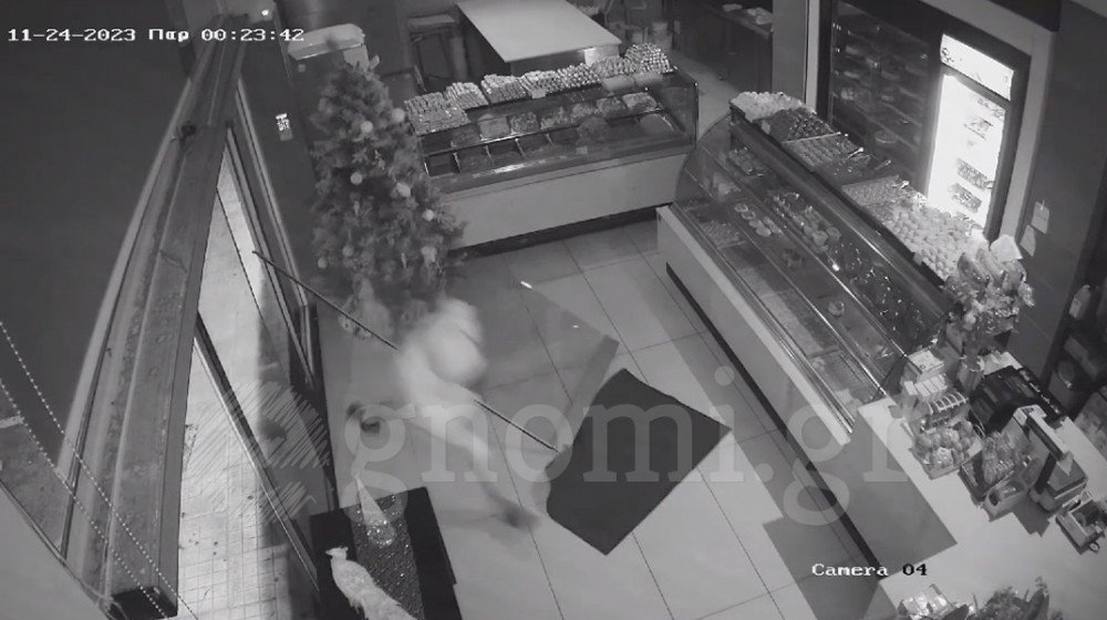 ΧΑΛΚΙΔΑ: Κλέφτης εισβάλλει στο ζαχαροπλαστείο Βασιλείου και κάνει σάλτο! (VIDEO)