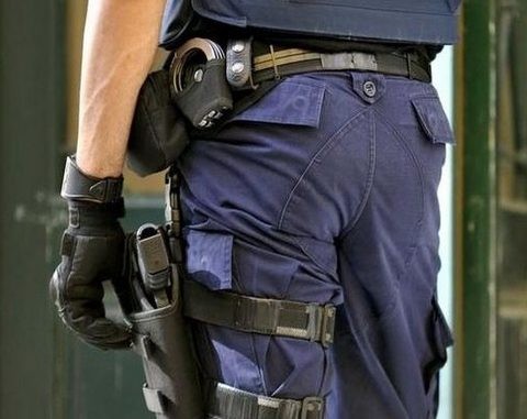 Αρπαξε το όπλο αστυνομικού και το κόλλησε στο κεφάλι του μηνυτή
