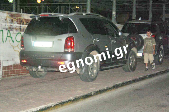 Χαλκίδα: Βραδινή κατάληψη πεζοδρομίων από ΙΧ