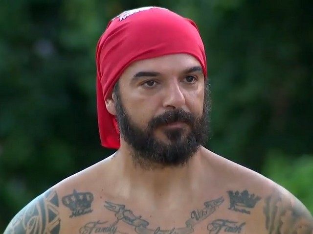 SURVIVOR: Ο Τριαντάφυλλος ...δωροδόκησε συμπαίκτες του - Αποχώρησε ο Ταβλαδάκης από την Μπλε ομάδα (VIDEO)