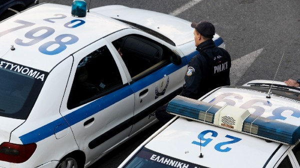 Ανδρας σε αμόκ πετούσε 50ευρα από το μπαλκόνι του