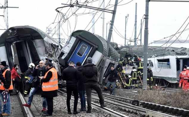 Πολύνεκρο δυστύχημα στην Ιταλία από εκτροχιασμό τρένου
