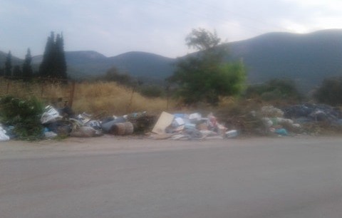 Σκουπιδομάνι στο δρόμο Δροσιάς- Λουκισίων ανήμερα της Παναγίας