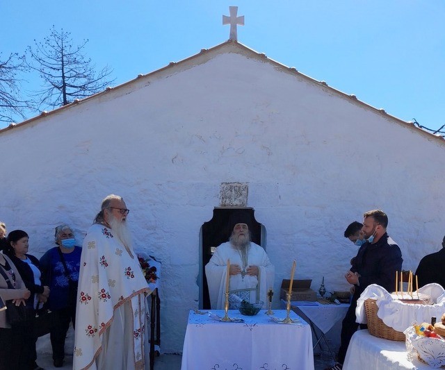 ΚΕΡΑΣΙΑ ΕΥΒΟΙΑΣ: Θεία λειτουργία στο εξωκκλήσι των αγίων Κωνσταντίνου και Ελένης