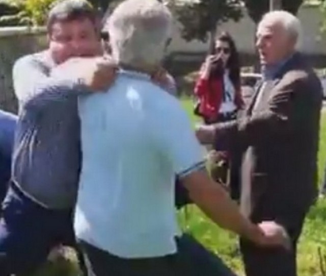 Επεσε ξύλο αντί για κατάθεση στεφάνου (VIDEO)