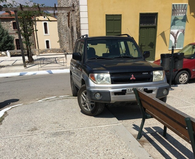 ΧΑΛΚΙΔΑ: Παράνομο παρκάρισμα για βραβείο στο προαύλιο της Αγίας Παρασκευής