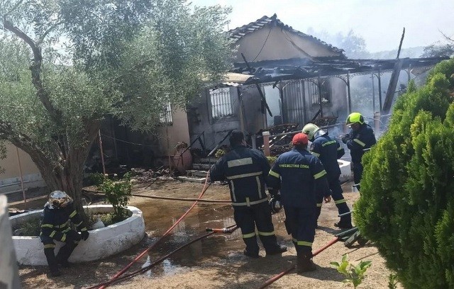 ΩΡΩΠΟΣ: Εντοπίστηκε νεκρή γυναίκα μετά από φωτιά σε σπίτι (φωτό)