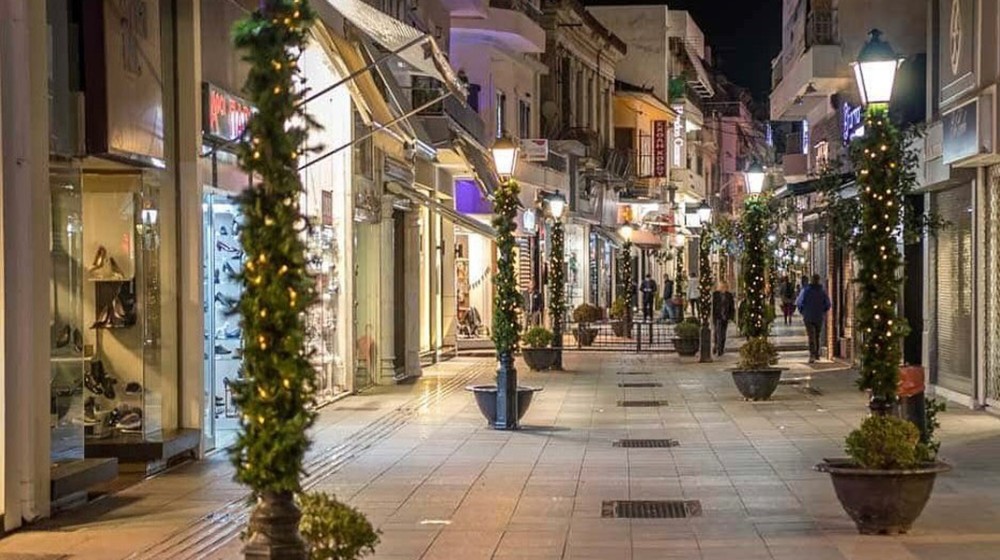 Ο Φάνης Σπανός αλλάζει τα φώτα της Χαλκίδας στην κυριολεξία