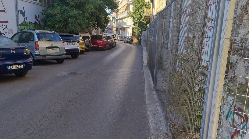 ΧΑΛΚΙΔΑ: Το πεζοδρόμιο παραμένει… ανύπαρκτο στη Νεοφύτου