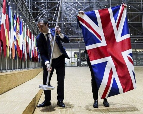 Brexit: H στιγμή που κατέβηκε η βρετανική σημαία στις Βρυξέλλες (VIDEO)