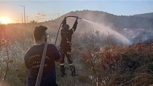 Φωτιά σε ξερά χόρτα στον κόμβο της Ερέτριας