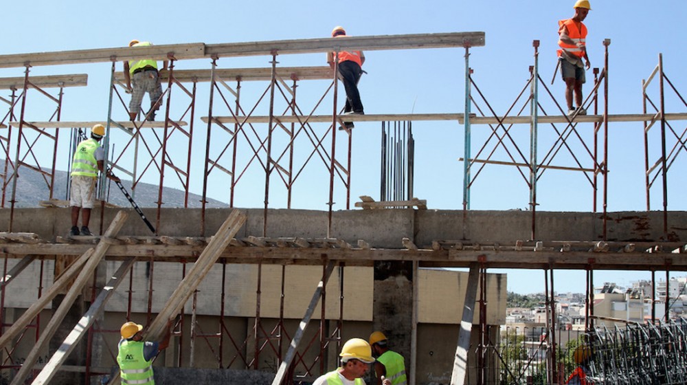 ΔΩΡΟΣΗΜΟ ΧΡΙΣΤΟΥΓΕΝΝΩΝ: Πότε καταβάλλεται σε εργατοτεχνίτες οικοδόμους