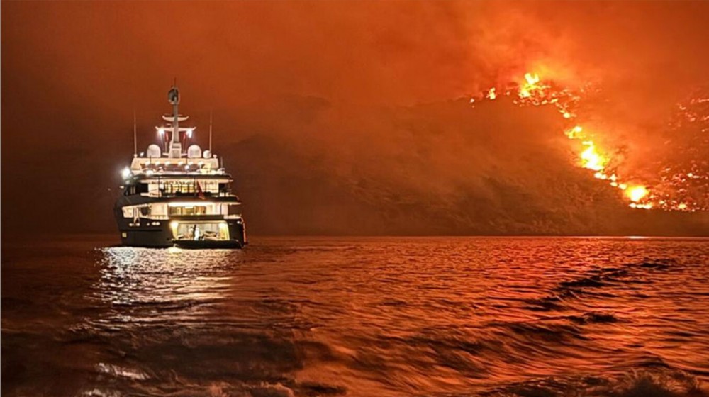 Τουρίστες φέρονται να προκάλεσαν πυρκαγιά στην Ύδρα πετώντας πυροτεχνήματα από σκάφος (Video)