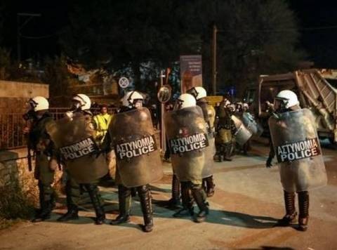 Χίος: Εισβολή κατοίκων σε ξενοδοχείο όπου μένουν αστυνομικοί (VIDEO)