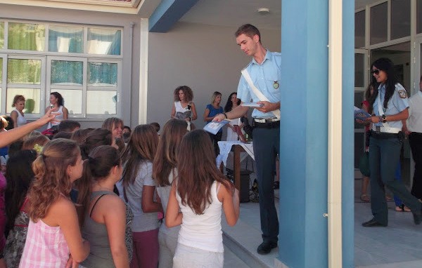 Μαζί με τους δασκάλους θα υποδεχτούν τους μαθητές και τροχονόμοι
