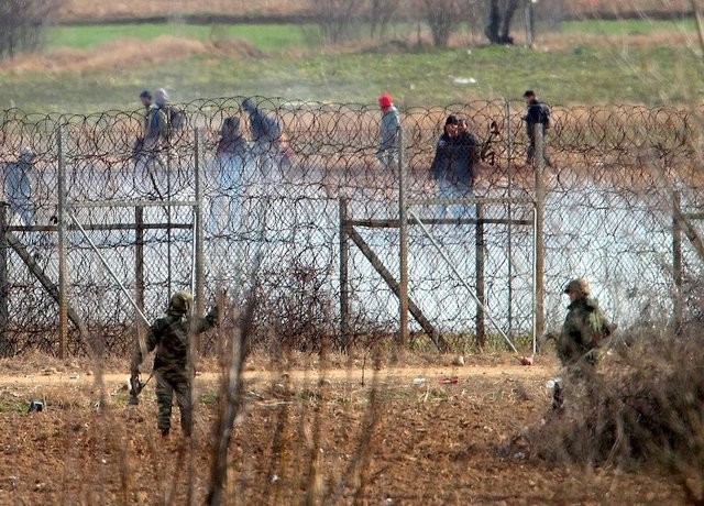 ΕΒΡΟΣ-ΣΥΝΟΡΑ: Τούρκοι αστυνομικοί εκτοξεύουν τα δακρυγόνα στην ελληνική πλευρά (VIDEO)