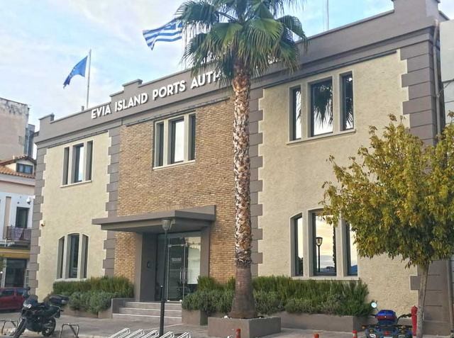 Γιατί έγινε πορτοκαλί και μπλε το κτήριο του ΟΛΝΕ στη Χαλκίδα