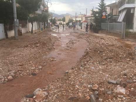 Εξαφανίστηκε δρόμος στη Μαγούλα από την καταρρακτώδη βροχή